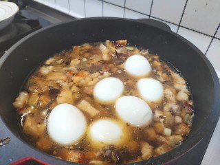 香菇卤肉饭,加入刚才煮熟的鸡蛋
