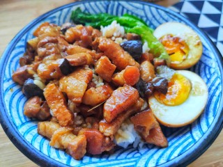 香菇卤肉饭,把卤肉和蛋都放在米饭上，青菜用开水焯一下，放入碗中