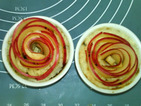 玫瑰花苹果派,放入烤箱，中层，上下火180度，烤约15分钟左右，