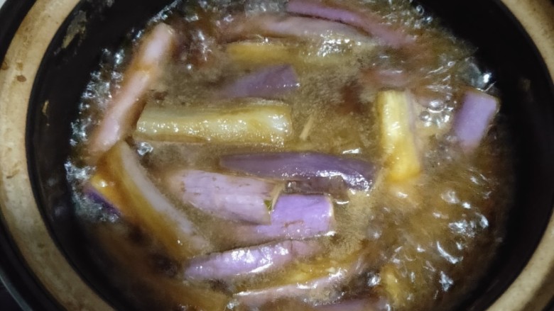 鱼香茄子盖饭,煮至茄子8分熟