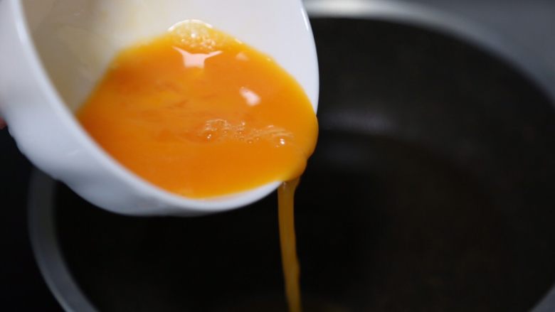 秋葵煎蛋,锅里烧热油，倒入蛋液
