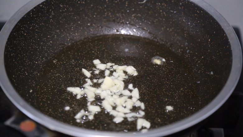 秋葵煎蛋,锅里再加一点油，爆香蒜末