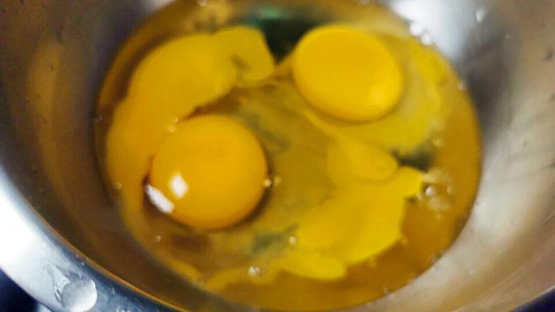 秋葵煎蛋,鸡蛋打入盆中