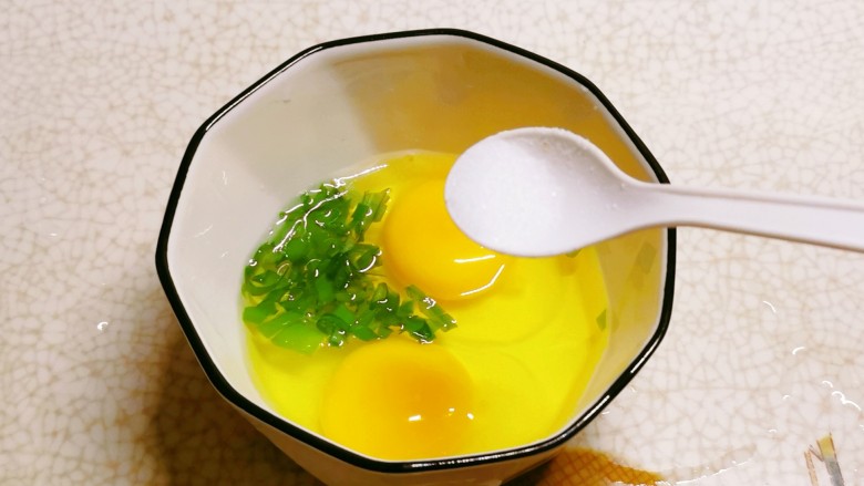 秋葵煎蛋,加入盐调味。