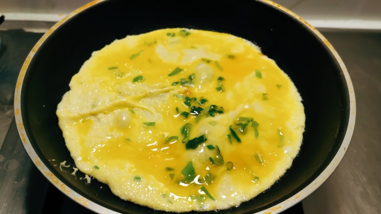 秋葵煎蛋,将调好的蛋液倒入锅中。