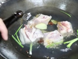 香菇卤肉饭,将五花肉凉水下锅放入葱姜料酒少许炖煮15分钟