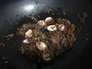 香菇卤肉饭,起锅烧油下入芽菜和香菇将其炒香