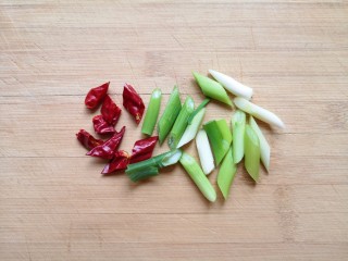 西芹炒香干,小葱选择葱白部分，洗干净切成段，干红辣椒切成段。 