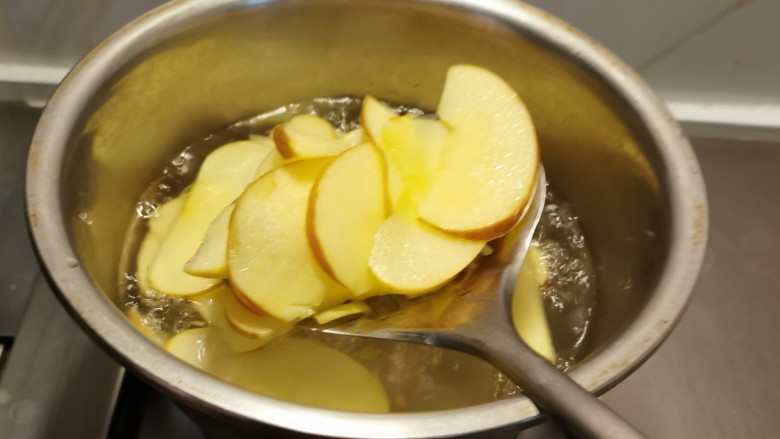 玫瑰花苹果派,放入开水中烫软捞出，水中加入0卡糖增加甜度。