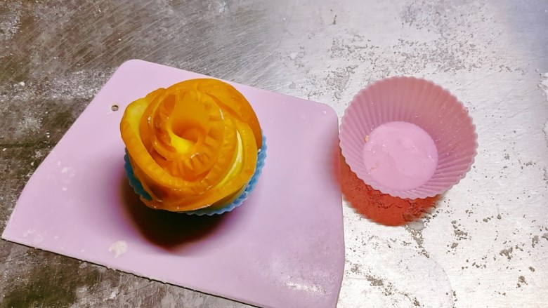 玫瑰花苹果派,从一端卷起来，形成玫瑰花的样子，放入蛋糕模具里固定花型。