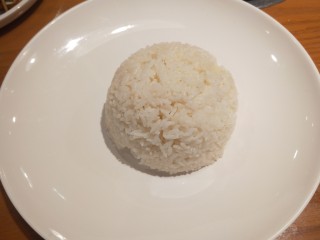 香菇卤肉饭,米饭提前蒸好，装入小碗中，倒扣在盘中。
