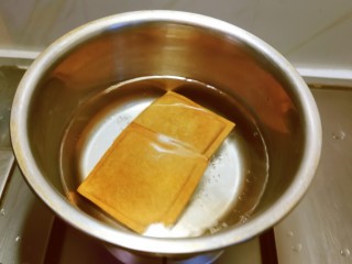 西芹炒香干,香干放入开水中煮2分钟，捞出备用。