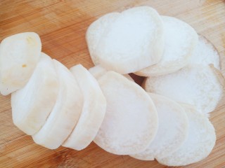 营养牛柳减脂餐,一个杏鲍菇清洗干净，切成略厚的片。