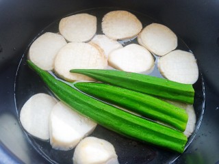 营养牛柳减脂餐,锅中烧水加入适量食用油，加入秋葵和杏鲍菇煮熟捞出。