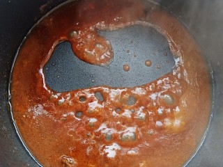 营养牛柳减脂餐,锅中加入两勺大喜大黑胡椒烤肉酱，加少许清水稀释一下，冒大泡时即可。