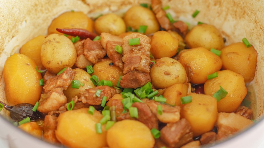土豆焖五花肉图片