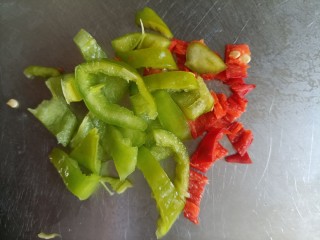 鱼香茄子盖饭,尖椒和小米辣都切条，也可以切末。喜欢吃辣的可以多切一点