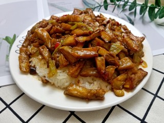 鱼香茄子盖饭,把米饭盛在盘子里，舀上几勺茄条，鱼香茄子盖饭就完成了，超级下饭。