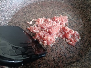 鱼香茄子盖饭,另起锅，倒入少许油，把肉末放进去炒制变色