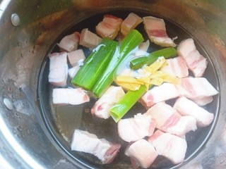 五花肉焖小土豆,肉凉水下锅,加入料酒,葱姜,焯水五分钟,捞出备用