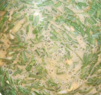 野菜鸡蛋饼,加入苦菜和韭菜搅拌均匀。