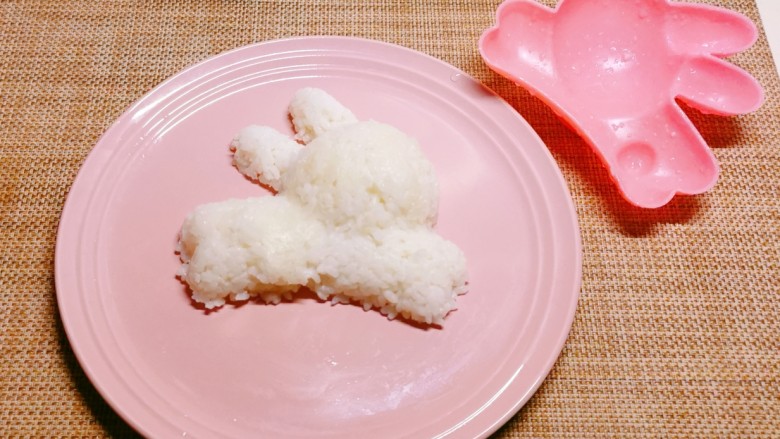 鱼香茄子盖饭,米饭放入磨具中凹出小白兔造型
