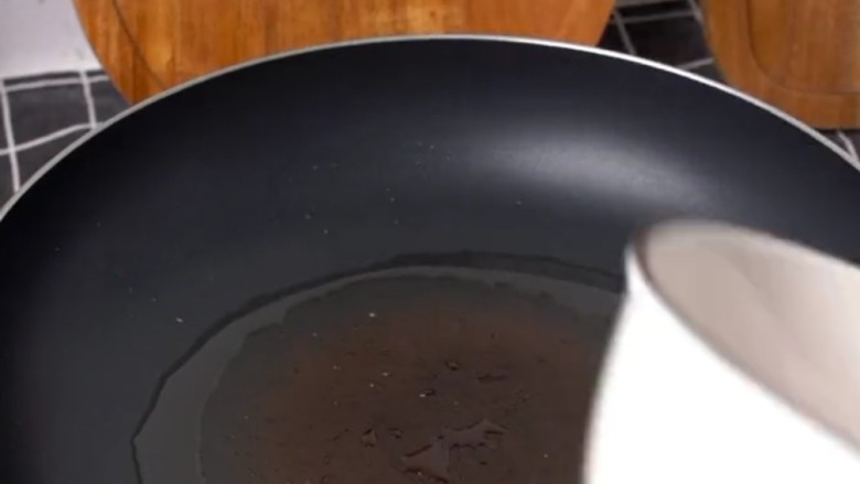 葱爆肉丝,锅中倒入适量油烧热。