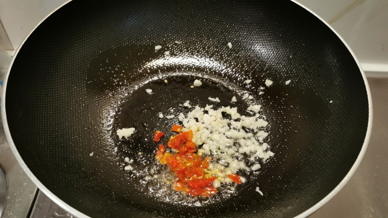 干捞粉丝,起油锅放入食用油，油热后放入蒜碎和剁椒炒出香味。