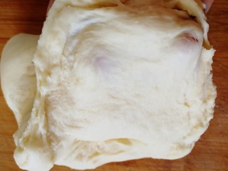 椰蓉面包,面板上揉搓6分钟，至扩展阶段。