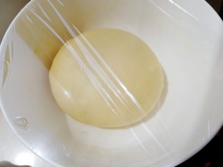 椰蓉面包,面团揉圆，大碗里密封室温发酵。