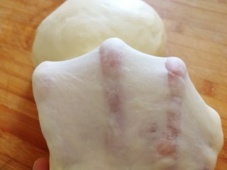 椰蓉面包,取一小块儿面团，用手抻开，成坚韧的薄膜，捅破后的破口处成光滑的圆圈形，这个时候面团达到了完全阶段。
