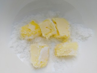 椰蓉面包,做椰蓉馅：黄油室温软化加糖。