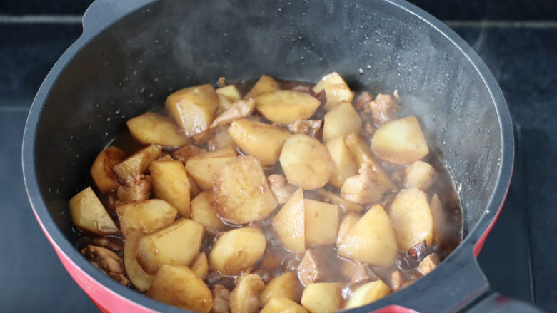 五花肉焖小土豆,土豆软烂入味，汤汁浓稠时。