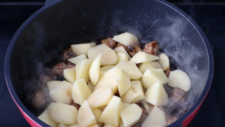 五花肉焖小土豆,加入土豆块。