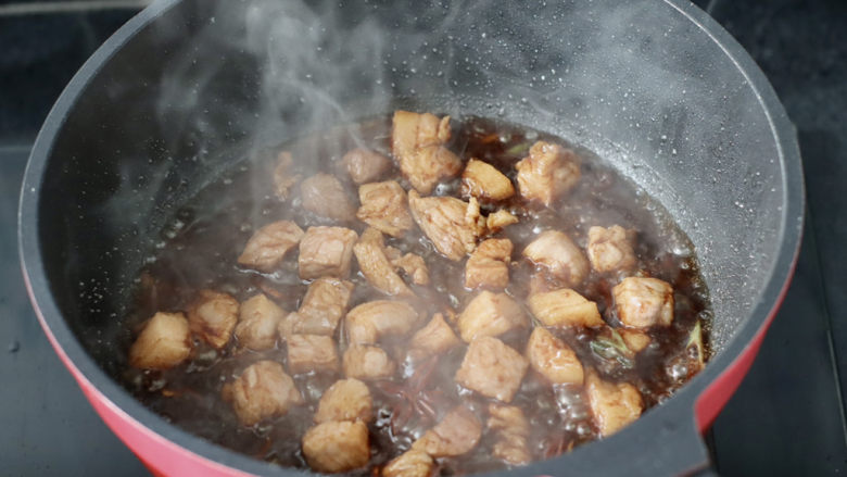 五花肉焖小土豆,继续喜欢慢慢炒至肉块入味上色。