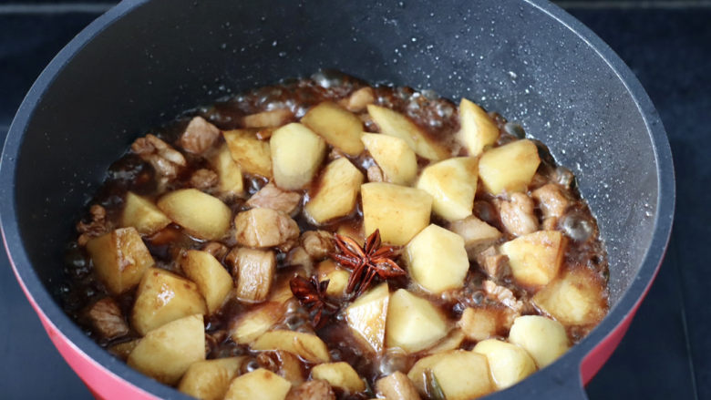 五花肉焖小土豆,锅中倒入适量清水，把所有食材调料翻炒均匀后。