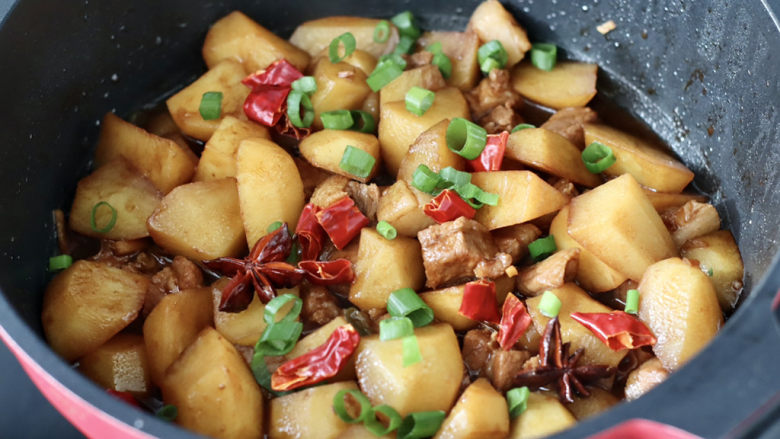 五花肉焖小土豆,撒上辣椒圈和葱花大火翻炒均匀即可。