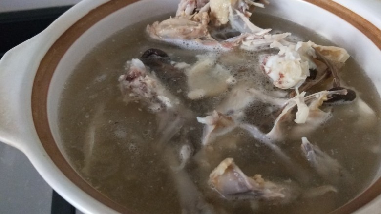 皮蛋豆腐汤,鸡骨架放入砂锅烧开熬制40分钟。
