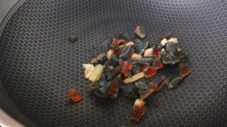 皮蛋豆腐汤,锅中倒入适量油炒香蒜末倒入皮蛋。
