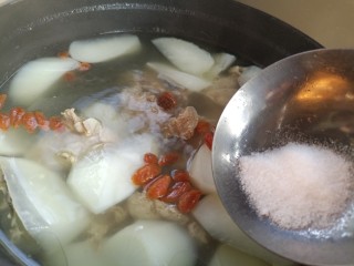 棒骨萝卜汤,加入食盐，味精拌匀