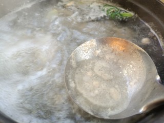 棒骨萝卜汤,捞出浮沫，转小火煮一个小时