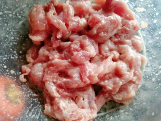 双椒手撕包菜,猪肉把它切薄片加入淀粉，食用盐，食用油抓拌均匀腌制一会
