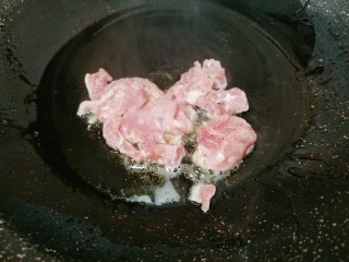 双椒手撕包菜,锅里热油，把腌好的猪肉放下去