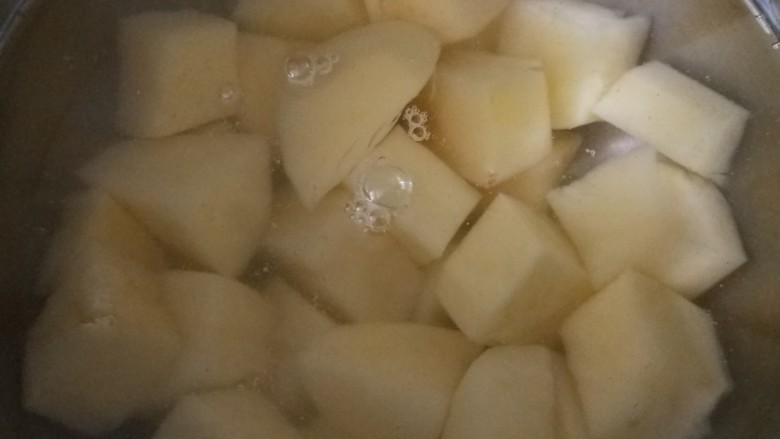 五花肉焖小土豆,土豆洗去淀粉捞出来控水。