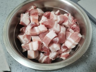 香菇卤肉饭,猪肉切块