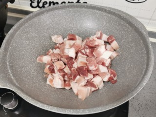 香菇卤肉饭,直接放入空锅中煸炒