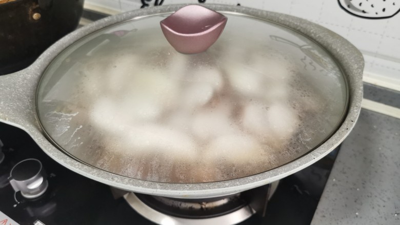 香菇卤肉饭,盖上盖子，小火焖煮1小时