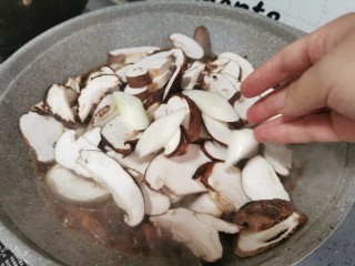 香菇卤肉饭,最后放葱段