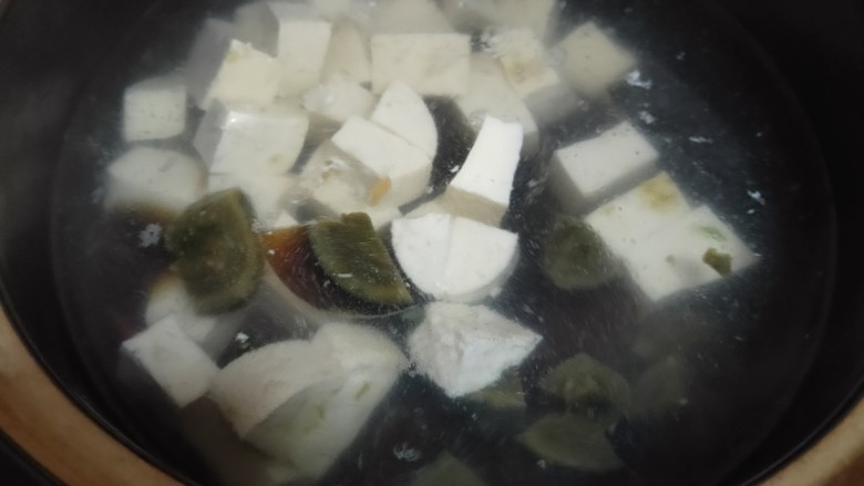 皮蛋豆腐汤,锅中水烧开，倒入切好豆腐，皮蛋