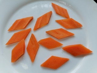 西芹炒香干,胡萝卜切成菱形片状